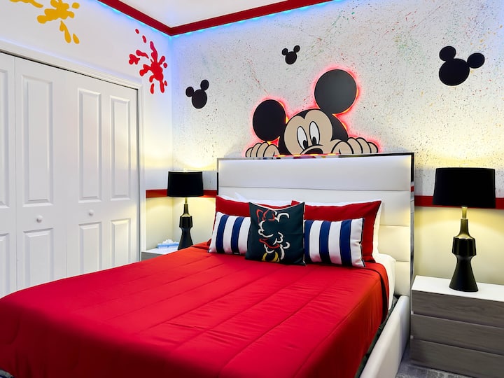 Uživajte u čarobnom svijetu Disneya u ovom apartmanu s Mickeyjevim motivima! Dva odvojena kreveta na kojima su postavljeni plišani igračci Mickey i prijatelji, a iznad njih su ugrađene u zid velike Mickeyjeve uši. Šarene muralne slike, razigrane naljepnice na stropu i LED ukrasi stvaraju veselo utočište iz bajke.   