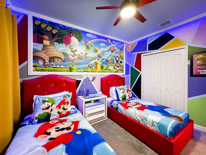 Ovaj smještaj u stilu Super Maria pružit će vam nezaboravno iskustvo! Dva odvojena kreveta s jastucima na kojima su Mario i Luigi ispod murala s motivom iz igre Mushroom Kingdom. Zidovi s geometrijskim uzorcima, LED ukrasi i noćna lampica „Power-Up” stvaraju razigrano utočište za avanturiste.    