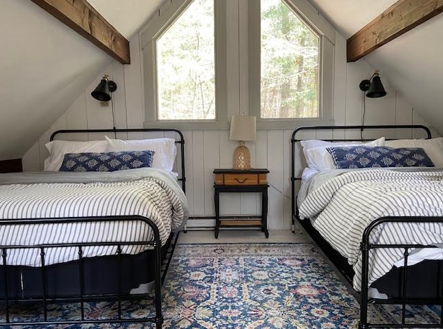Prostor za spavanje u potkrovlju s dva bračna kreveta