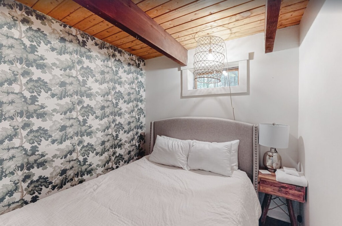 Spavaća soba s bračnim krevetom