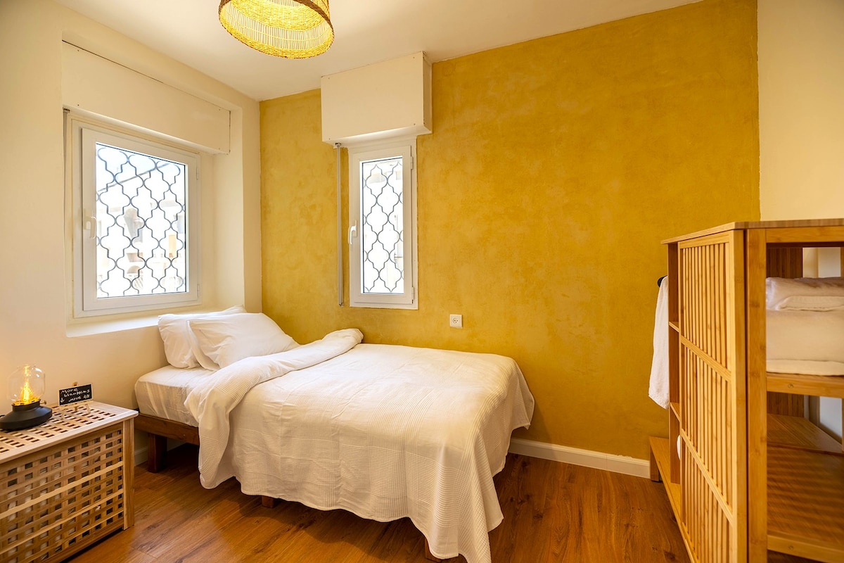 Bright bedroom with 2 single beds, dresser, night light, closet, 2 body towels, 2 face pellets and 2 robes.