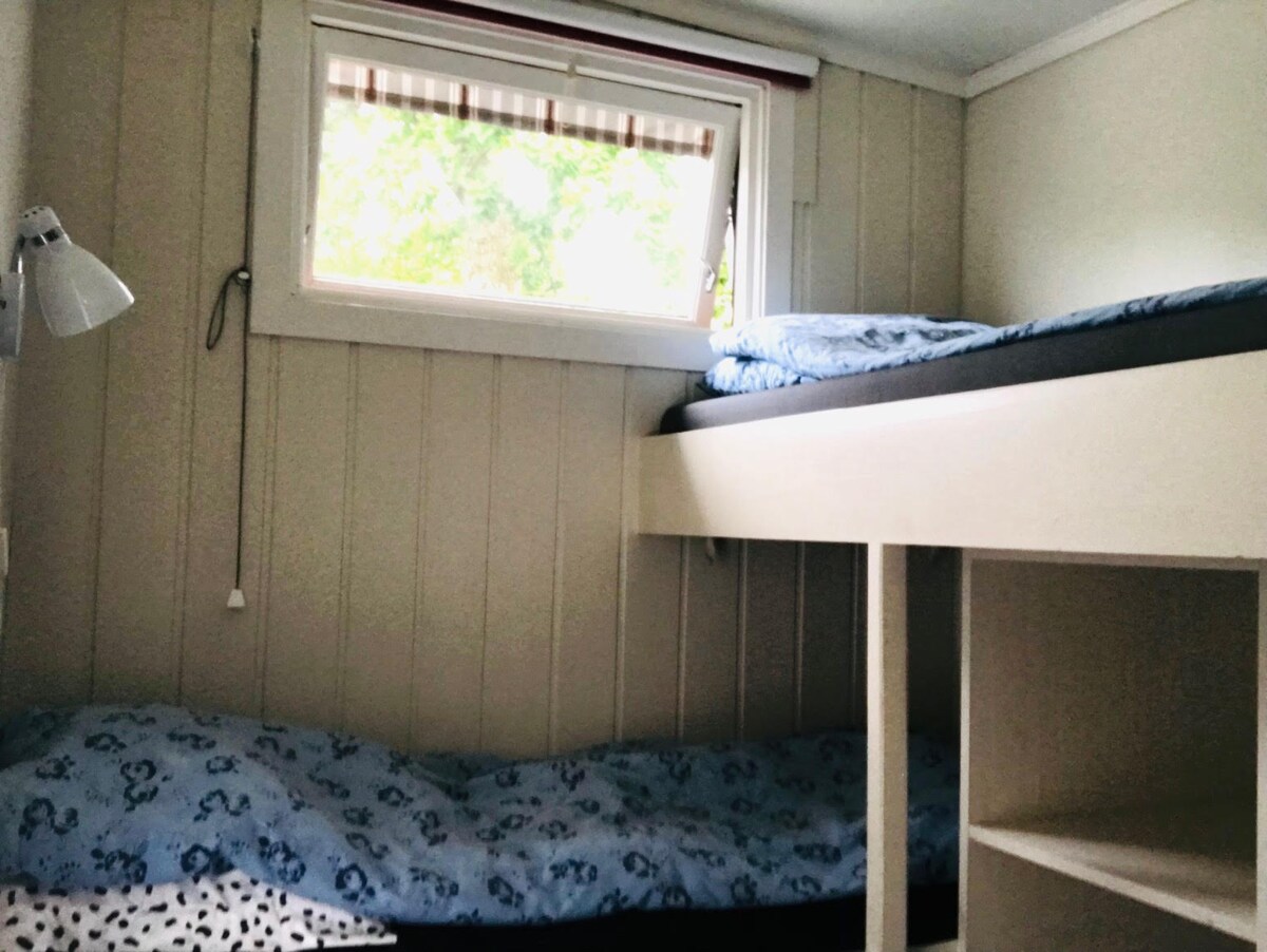 Spavaća soba 2. Ovdje su dva kreveta za jednu osobu