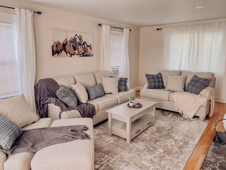 *Pet Friendly* The Madden Mountain Home - Rutland, VT