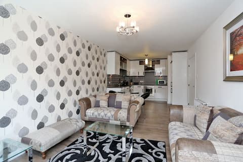Top Airbnb: Beautiful One Bedroom Apartment in George Street & Harbour