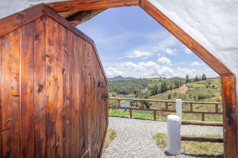 Popular Airbnb listing: Cabin with a hot tub and a view of the reservoir - Guatapé in El Peñol