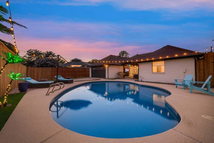 Backyard Oasis with pool and Hot Tub!