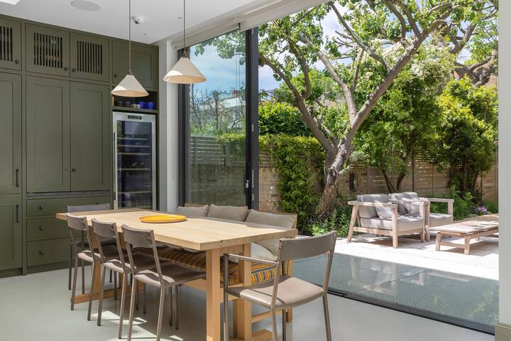 Bright & colourful Fulham house gallery image 5