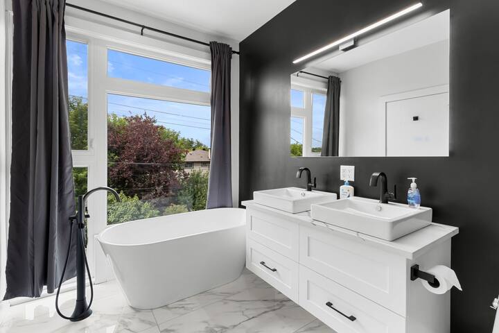 Perfect for Long Stays – Modern 4 Bdrm Home gallery image 5