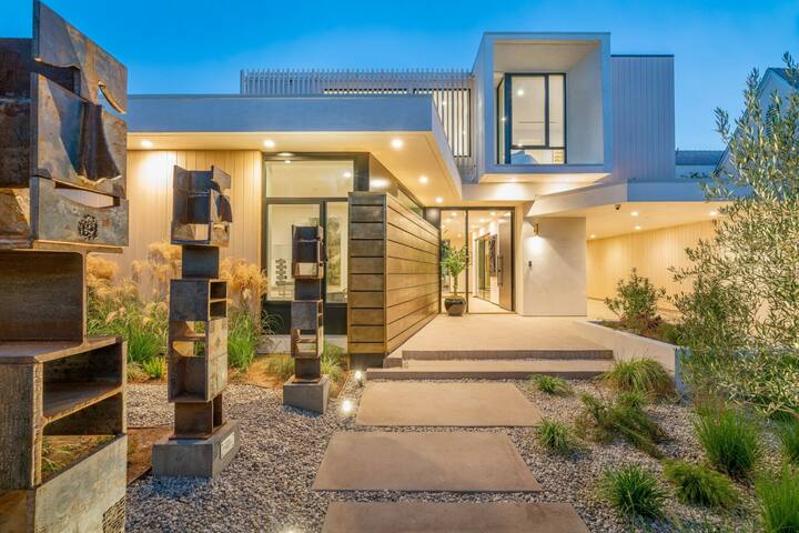 Luxury BevHills & Weho 5000 Square Ft & Pool gallery image 2