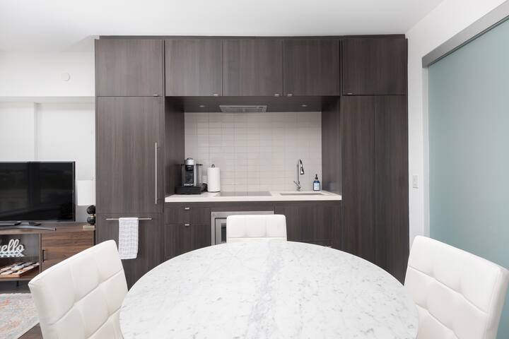 Condo in Yorkville gallery image 4
