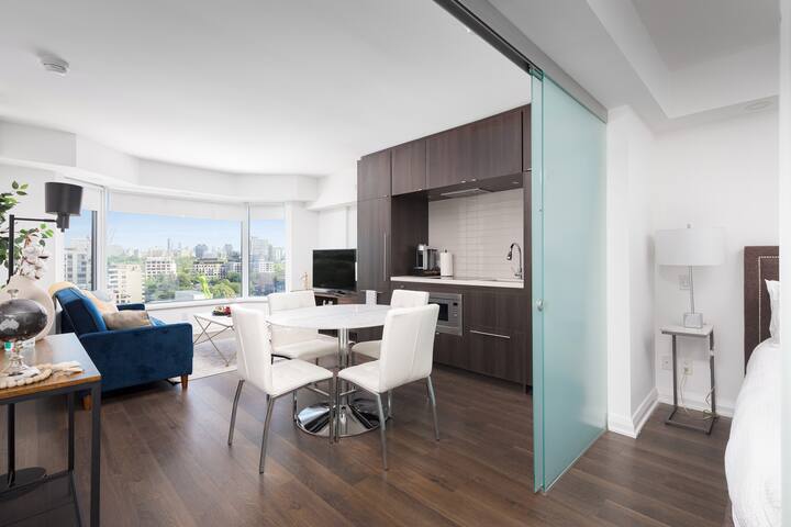 Condo in Yorkville gallery image 5