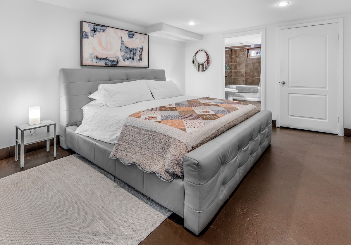 Ovaj glavni apartman veličine kralja nalazi se u završenom podrumu i nudi cool mjesto za odmor u ljetnim mjesecima, kao i veliku kupaonicu i ugradbeni ormar.