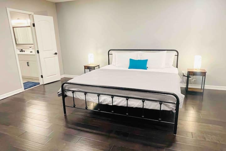 Ძირითადი აპარტამენტი დიდი საშხაპითა და კარადით