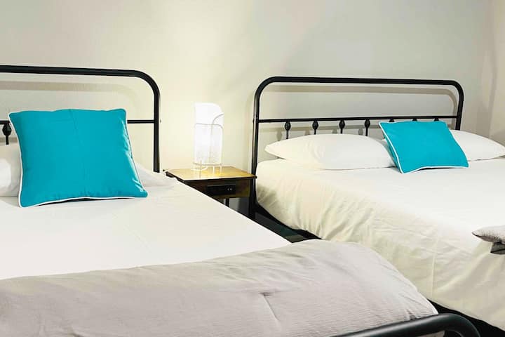 Ფართო სასტუმრო ოთახი ერთი საწოლით და ერთი ორადგილიანი საწოლით