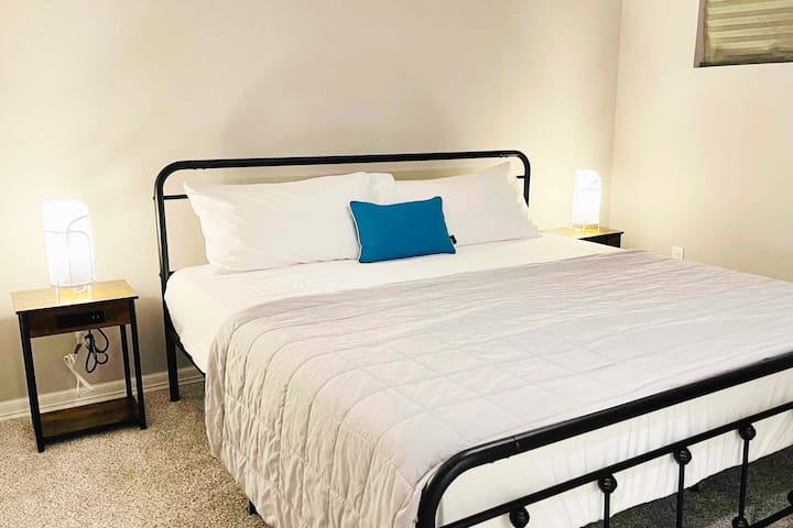 Ფართო სასტუმრო ოთახი დიდი საწოლით 