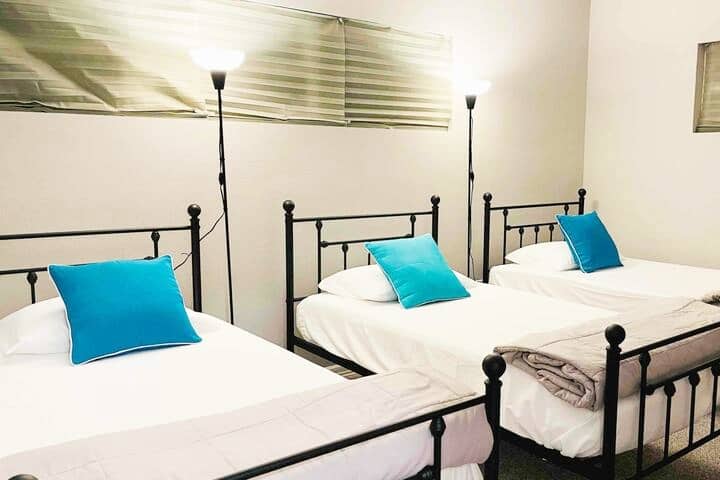 Ფართო სასტუმრო ოთახი სამი ორადგილიანი საწოლით 