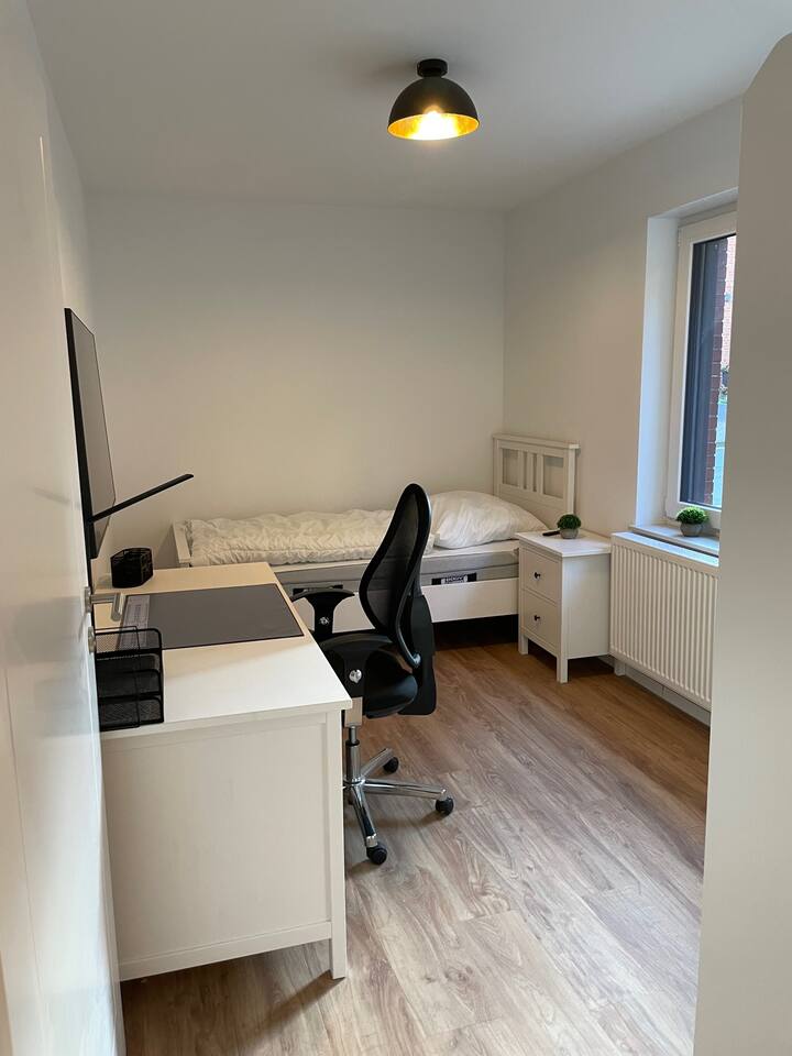 Dormitorio 4:
TV de alta definición de 50 pulgadas, escritorio incl. Silla de escritorio y lámpara de escritorio, wifi.