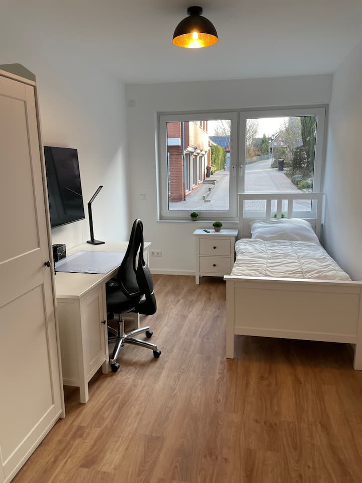 Dormitorio 2:
TV HD de 50 pulgadas, escritorio incl. Silla de escritorio y lámpara de escritorio, wifi