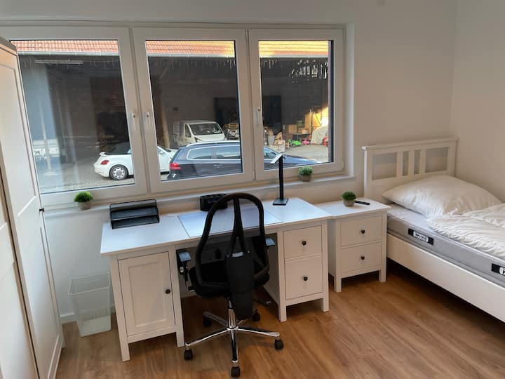 Dormitorio 3, imagen 1:
TV HD de 50 pulgadas, escritorio incl. Silla de escritorio y lámpara de escritorio, WiFi.