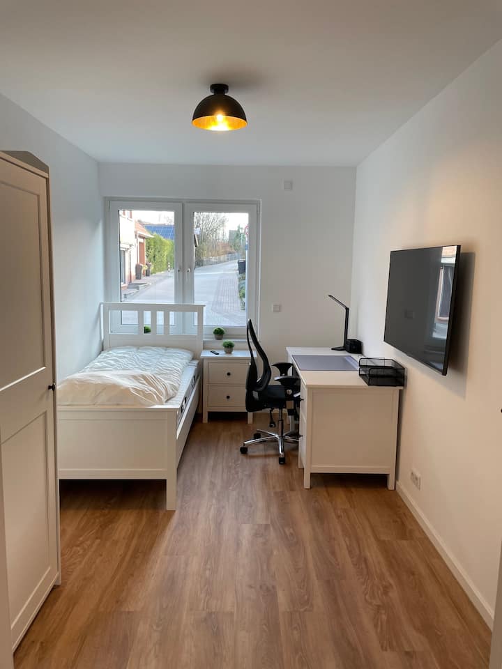 Dormitorio 1:
TV HD de 50 pulgadas, escritorio incl. Silla de escritorio y lámpara de escritorio, wifi.