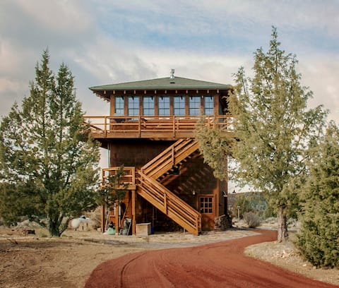 Cozy Three Story Lookout Tower