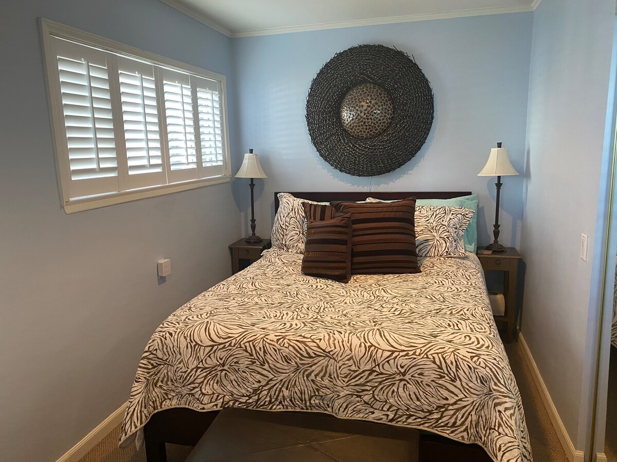 غرفة نوم مع خزانة سرير كوين وخزانة ملابس. 