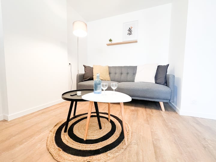 CocOon & Suites vi presenta Le cocOon Citron, un pied-à-terre al mare: Area salotto di fronte alla TV. 

***Questo divano è convertibile ma non previsto nei posti letto dell'alloggio***