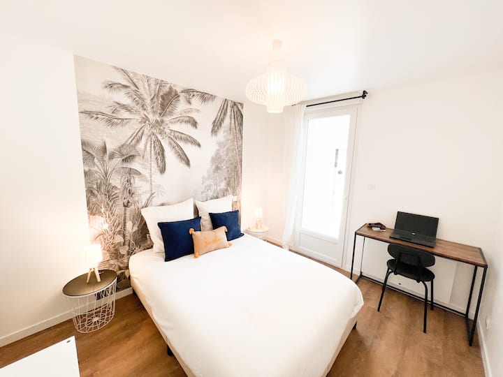 CocOon & Suites vi presenta Le CocOon Citron, un pied-à-terre al mare: camera da letto 2, sul giardino di inverno. Anche questa camera matrimoniale beneficia di una scrivania per lavorare e di ripostigli complementari