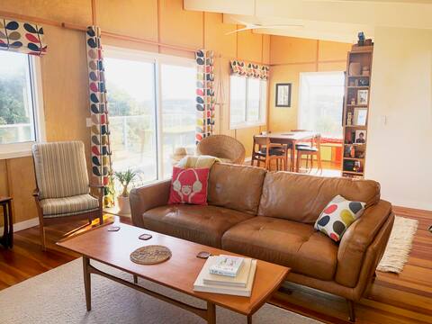 Stylish bach - amazing views and outdoor hot tub.