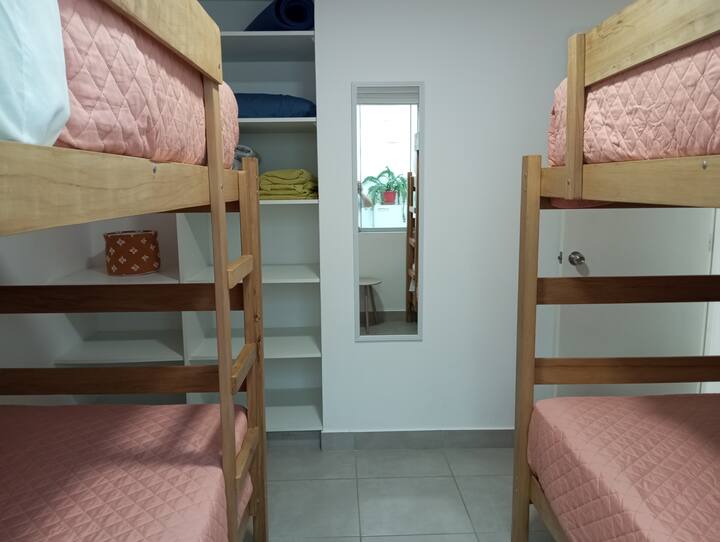 Chambre avec quatre lits 1 place et demie.