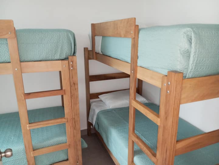Chambre avec 4 lits 1 place.
