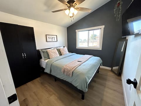 SafeFamily Home - Gated Parking/ near park & food