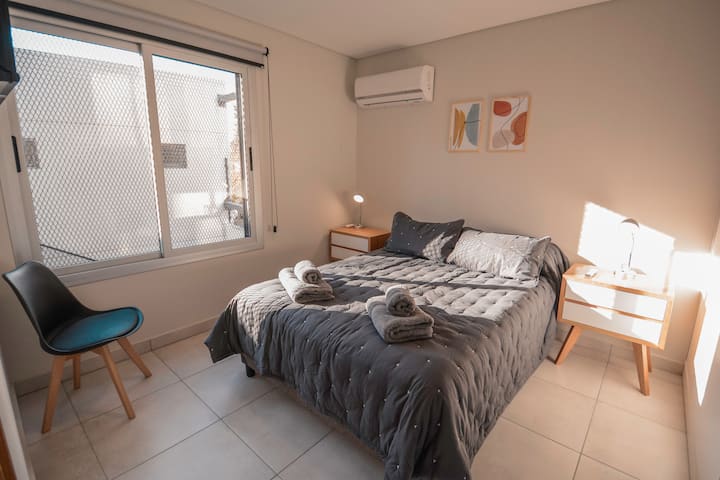 Chambre lit double.
Comprend le linge de lit et de toilette.
Climatisation chaud-froid.
Smart TV avec câble et plates-formes Netflix, YouTube, etc.
Armario amplio.
Cortina roller blackout.
Chaise pour soutenir les choses.
Pratique possible d'ajouter une pratique.