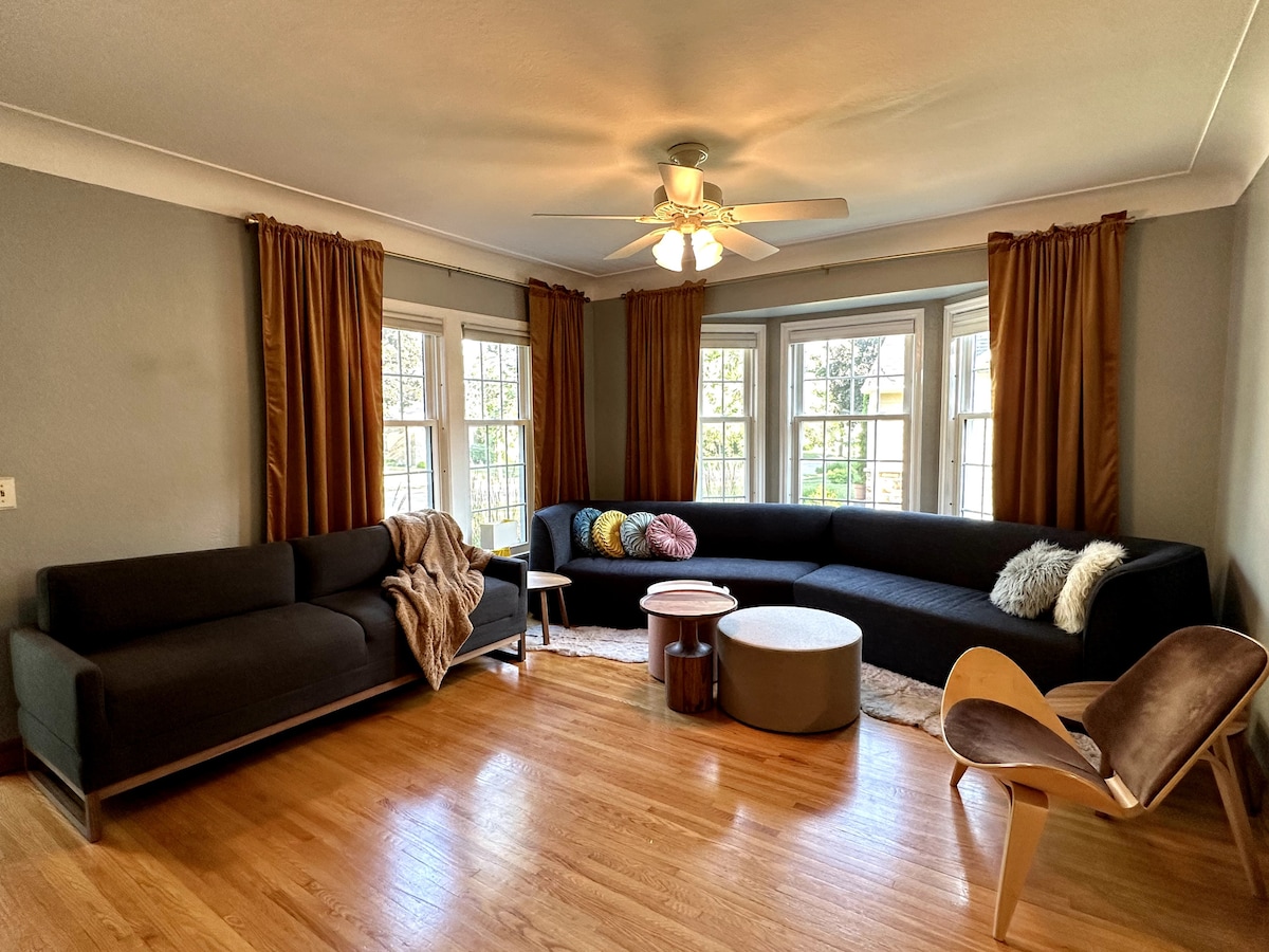 Hapësirë ndenjjeje me TONELATA ndenjëse. Të dy divanet dhe osmanët janë nga Blu Dot këtu në Minneapolis. Divani i ndenjëseve të dashurisë paloset në një krevat dopio "queen"! 