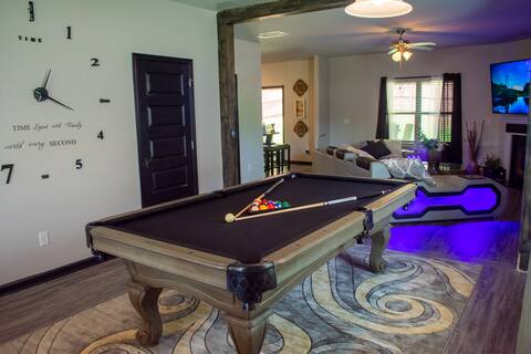 Amazing theater, jacuzzi, pool table, (come stay)