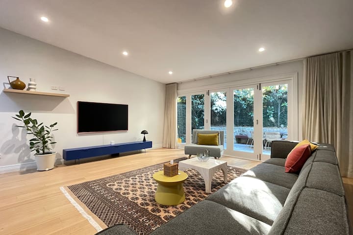 Elegant Mosman 4B Home at Center