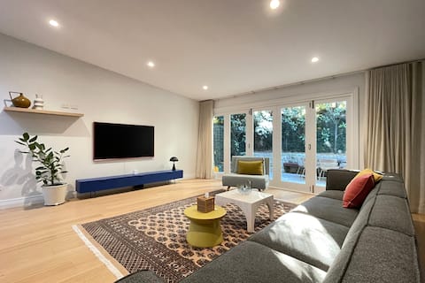 Popular Airbnb listing: Elegant Mosman 4B Home at Center in Mosman