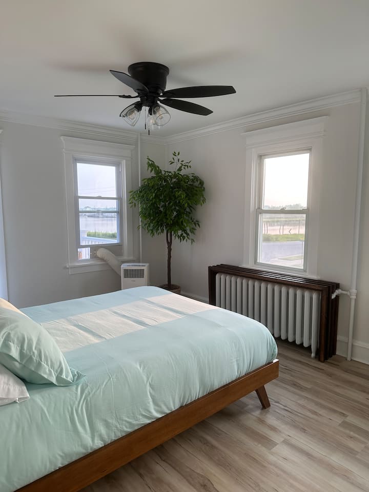 למעלה, מאסטר (חדר שינה 2) עם גישה למרפסת.