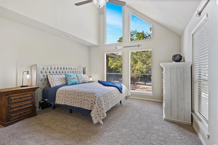 Utapenda kichwa hiki cha starehe kinachoweza kurekebishwa cha godoro la kitanda.  Ikiwa wewe ni msomaji na unafurahia kukaa kitandani, bonyeza tu kitufe cha kuinua kwenye kidhibiti kilichoning 'inia juu ya ubao wa kichwa na juu unaenda.