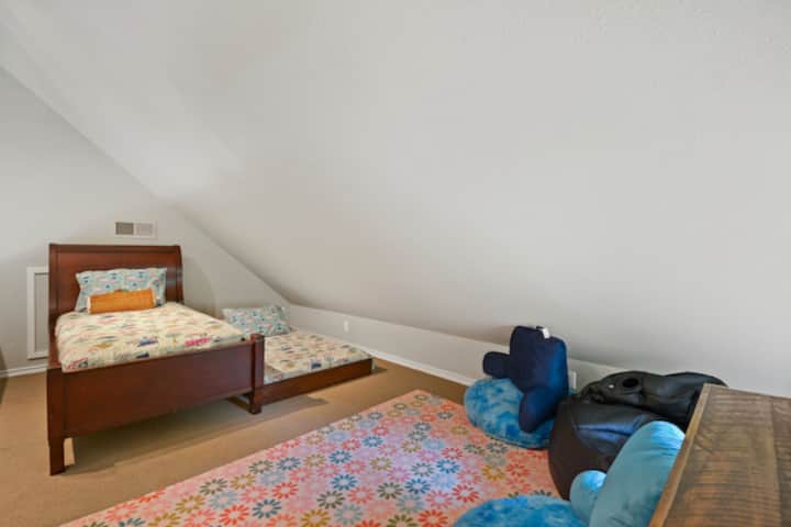 Watoto wako watapenda sehemu yao wenyewe kwenye roshani. Inajumuisha kitanda cha mapacha na kitanda cha sakafu chenye godoro na mashuka yanayolingana. Wafungashie midoli yao na watafurahia eneo kubwa la sakafu ili kucheza. Mito ya sakafuni yenye starehe/kiti cha mfuko wa maharagwe. 