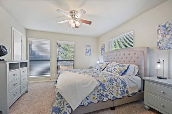 Bofya/gusa taa kwenye meza ya pembeni ili kuwasha mwangaza wa ngazi 3 za mwangaza.  Pia kuna bandari 2 za USB na kamba moja ya umeme ili kuchaji vifaa vya kielektroniki unavyopenda.