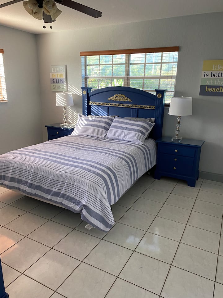 主卧室带套内卫生间和淋浴。  此外，还有一张办公桌。