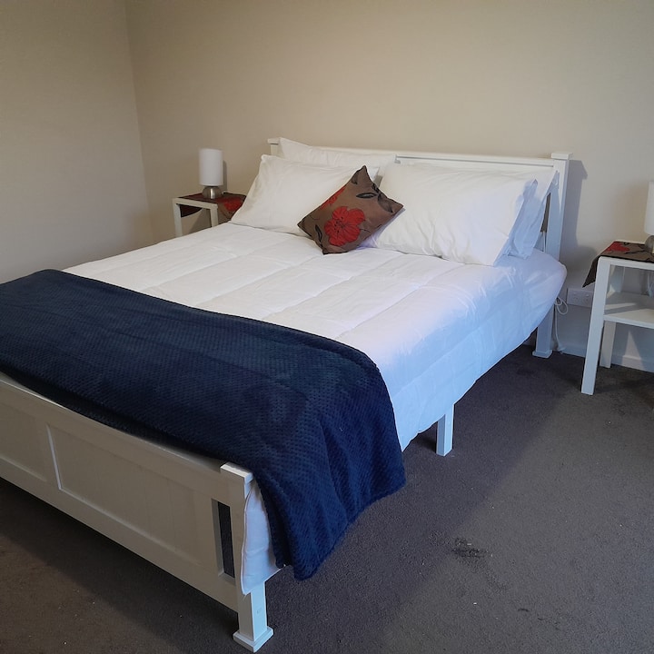 Queen Bedroom 1
All linen quality hotel cotton
Svi kreveti imaju električne deke.