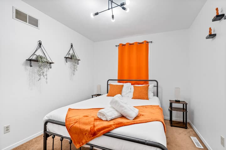 Dobro došli u udobnu spavaću sobu s udobnim bračnim krevetom. Ovaj privlačni krevet pruža udoban prostor za odmor i punjenje baterije. U blizini se nalazi praktičan ormar koji pruža dovoljno prostora za odlaganje vaših stvari, osiguravajući organiziran i uredan