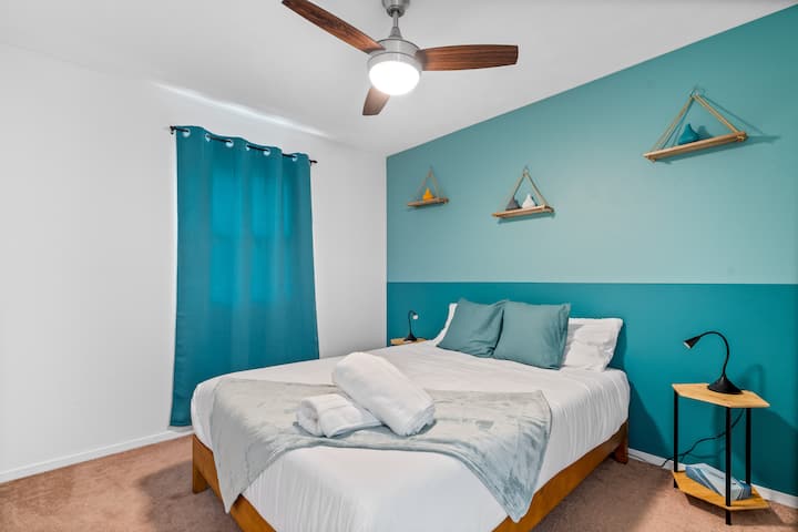 Dobro došli u mirnu spavaću sobu ukrašenu udobnim bračnim krevetom. Privlačan krevet poziva vas da se opustite i uživate u mirnom snu. Uz njega se nalazi komoda kako bi vaše stvari bile organizirane i lako dostupne.