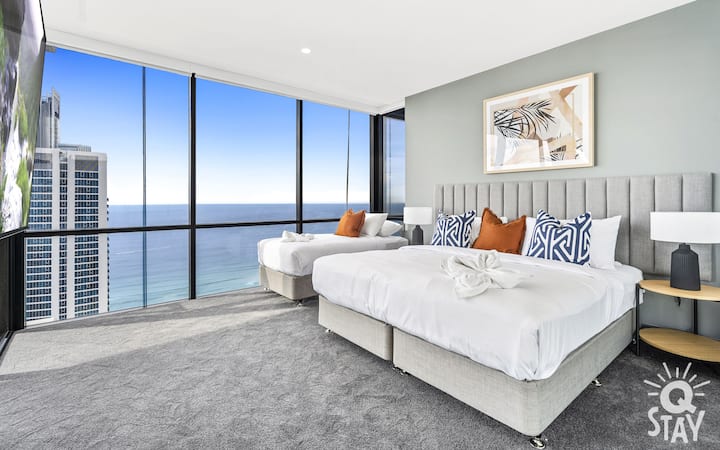 ห้องนอน 1 - (ห้องน้ำในตัว) เตียงคิงไซส์แยก 1 หลัง + เตียงเดี่ยว 1 หลัง