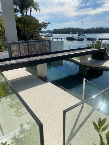 Luxury Waterfront Escape gallery image 4