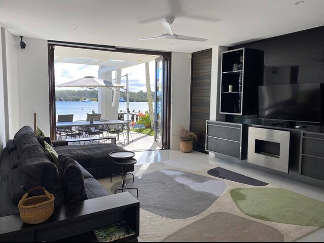 Luxury Waterfront Escape gallery image 3