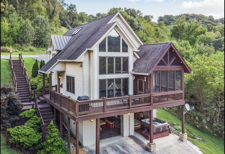 Tranquil Waters Retreat: Hot Tub, Pool & Lake View