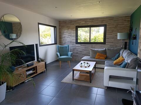 Family home with pool 15 min from the beaches